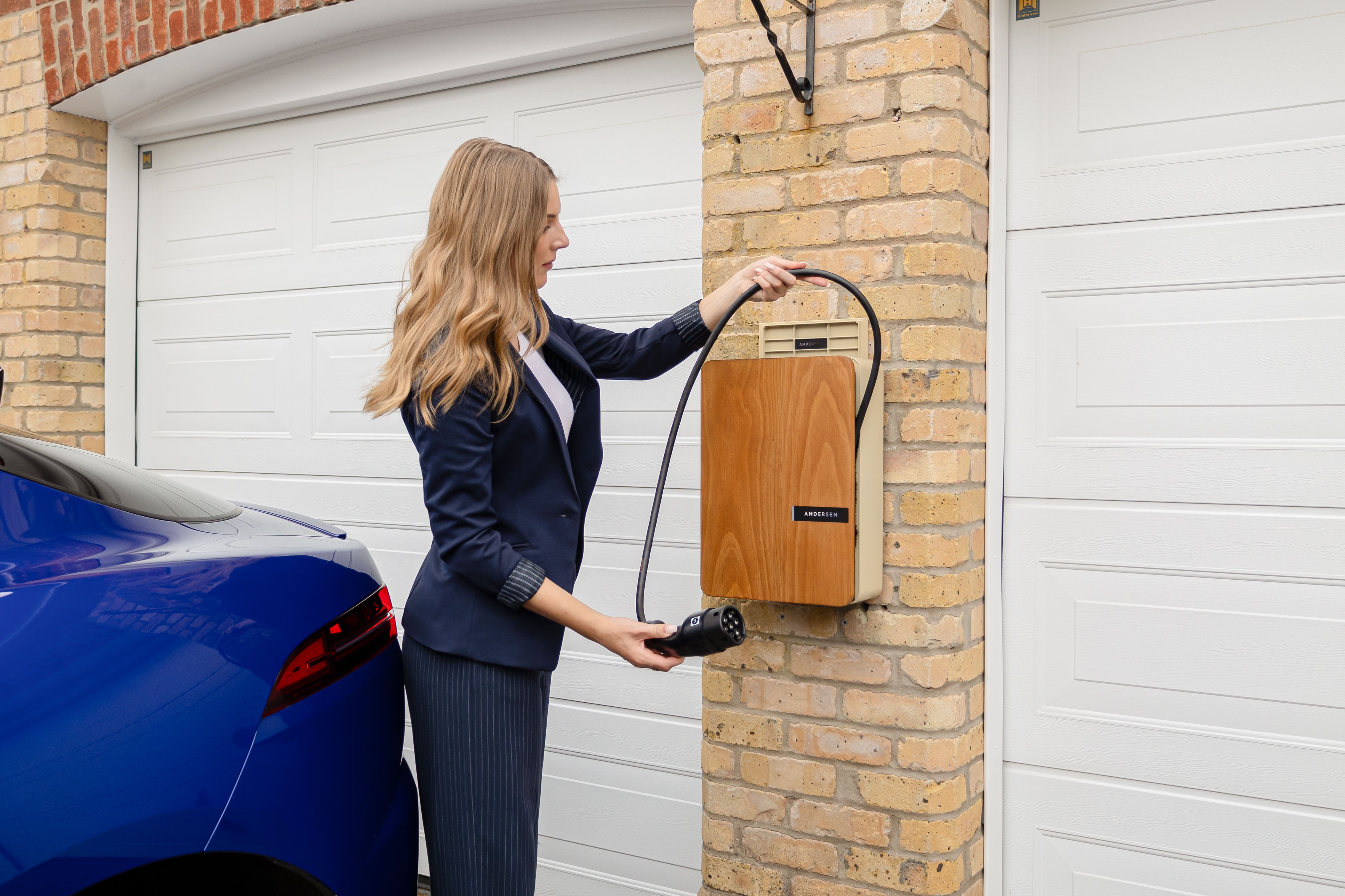 Elektroauto wird an einer Wallbox geladen